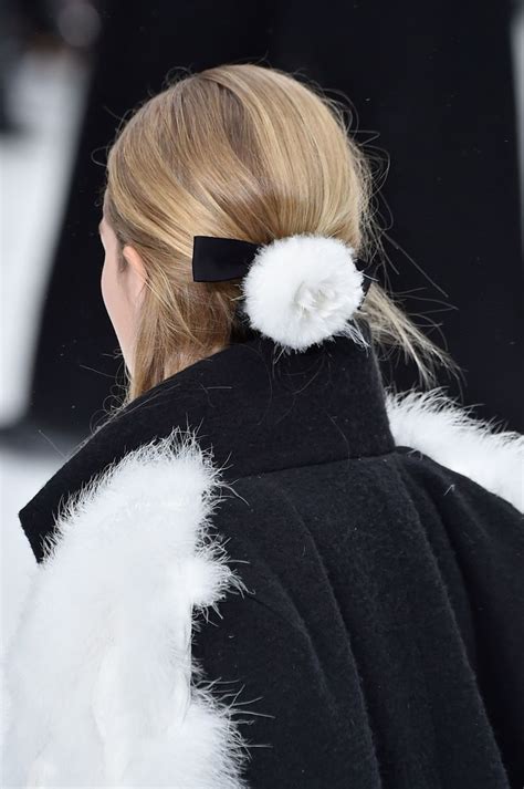 chanel haar strik|The most beautiful hair clips from the Chanel runways.